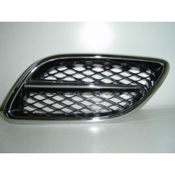NISSAN PRIMERA 00-* GRELHA ESQUERDO (PRETA/CROMADA)