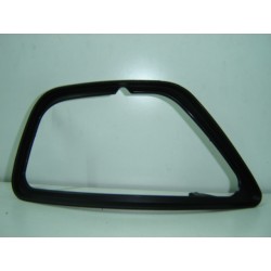 FORD FOCUS 02-* GRELHA ESQUERDO PARA-CHOQUES FRENTE (COM FUROS)