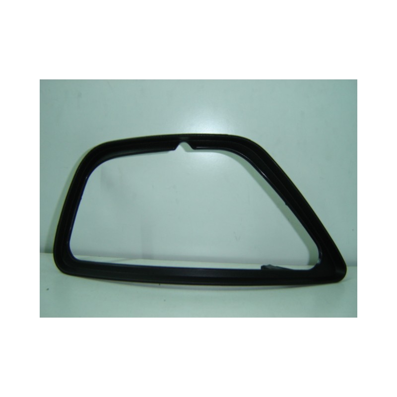 FORD FOCUS 02-* GRELHA ESQUERDO PARA-CHOQUES FRENTE (COM FUROS)